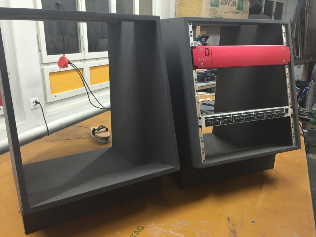 Racks et meubles techniques en fabrication dans un atelier