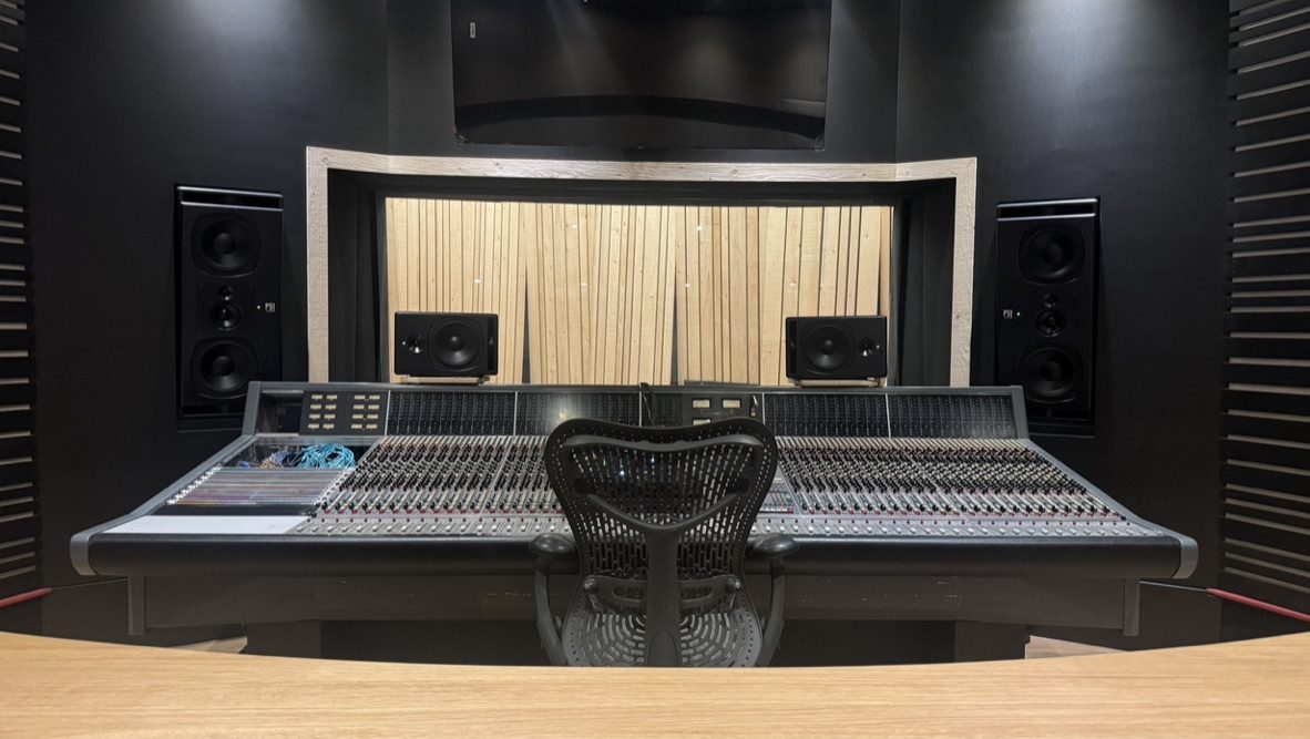 Console audio professionnelle avec enceintes de monitoring