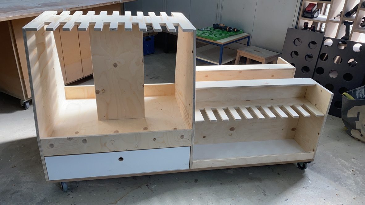 Mobilier technique en bois en cours de fabrication dans un atelier
