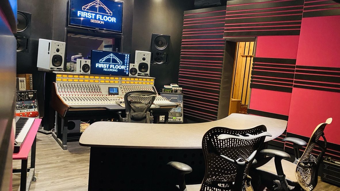 Studio First Floor Recording avec console audio et panneaux acoustiques rouges