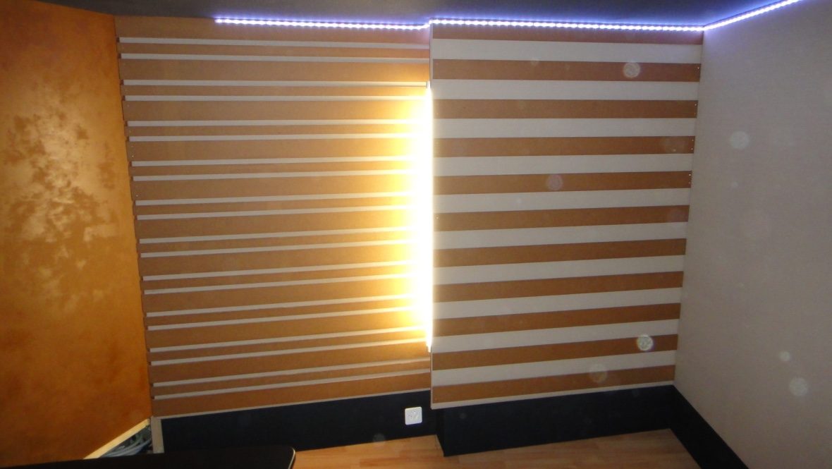 Mur acoustique cuivre avec bandes horizontales et éclairage LED