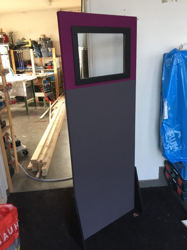Panneau acoustique avec fenêtre intégrée en atelier