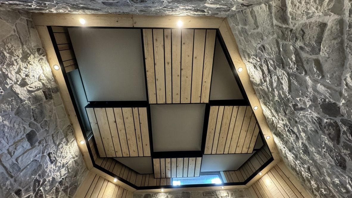 Plafond bois et pierre avec éclairage intégré