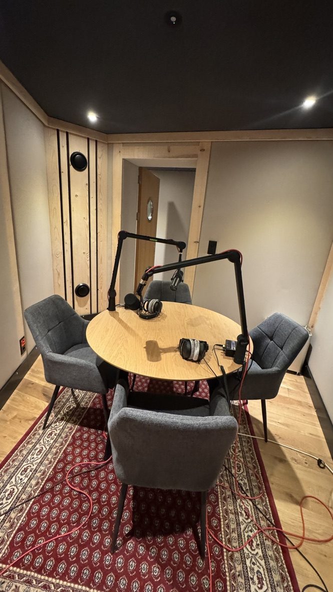 Espace podcast avec micros, casques et table ronde