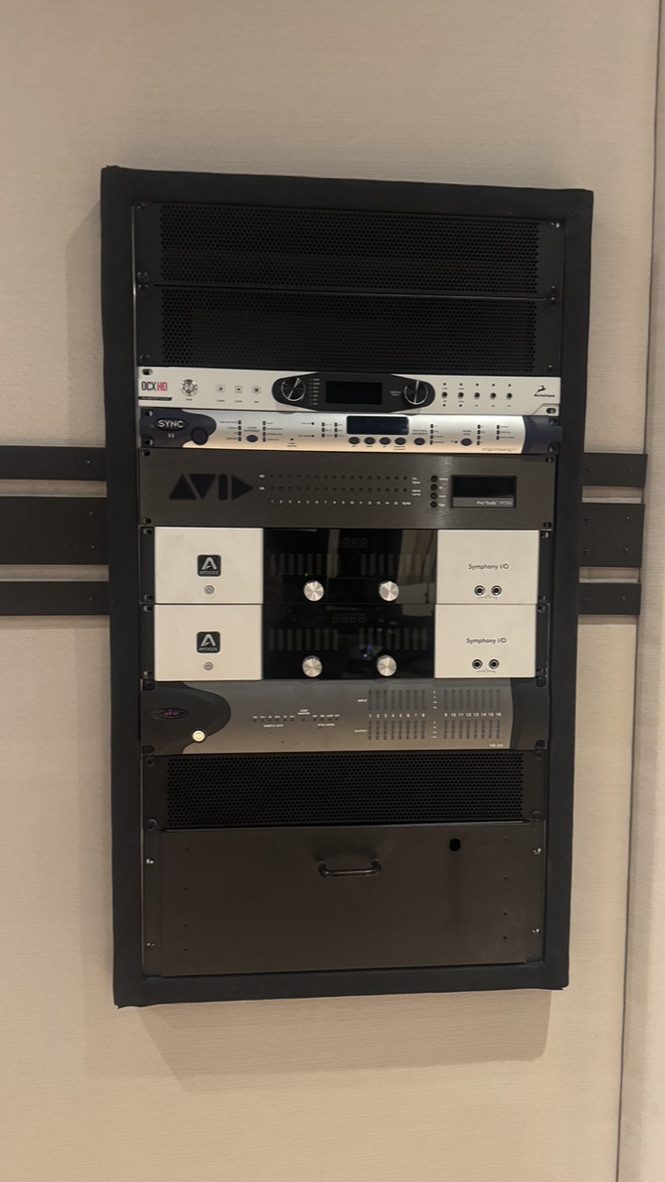 Rack technique audio intégré dans un mur