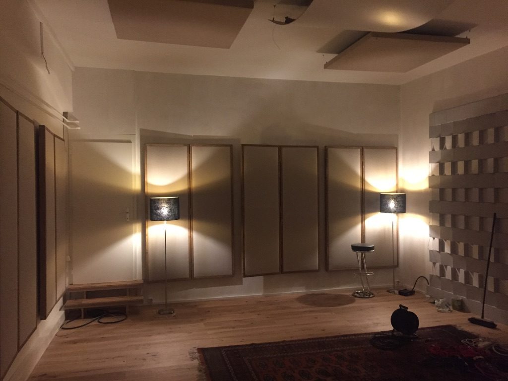 Salle acoustique avec panneaux muraux, diffuseur gris et éclairage d’ambiance